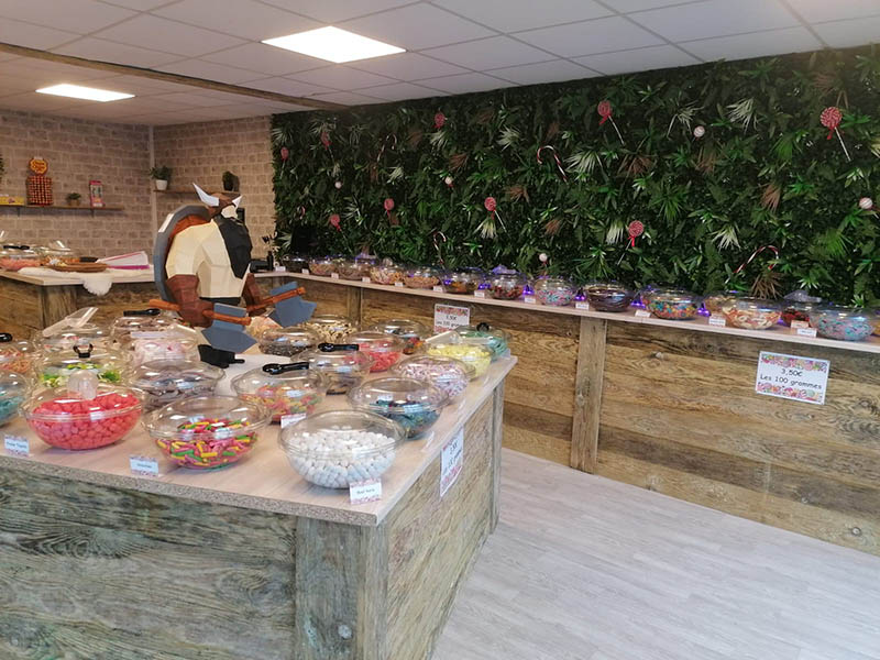 Ambiance bois et pierre de la confiserie